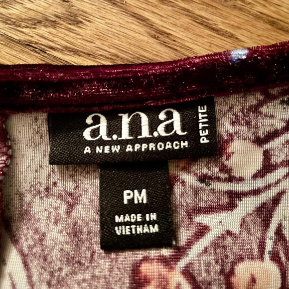 Women's a.n.a floral velour top, size M - Picture 4 of 4